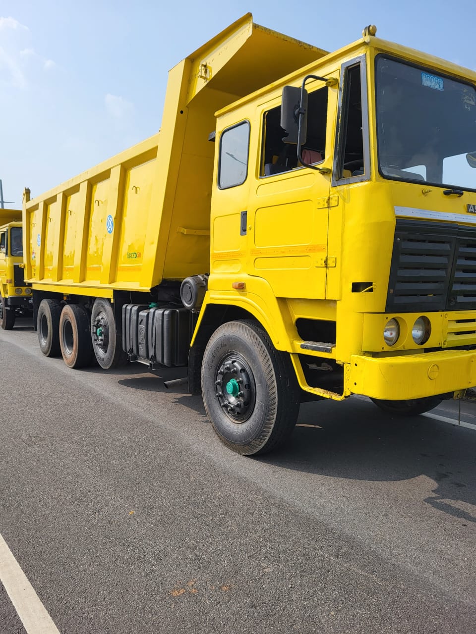 Used Ashok Leyland 3118 Model 2018 (Media) for Sale in Kolkata
Looking for a reliable used commercial vehicle in Kolkata? We have an Ashok Leyland 3118 model year 2018 (Media variant) available for sale. This vehicle comes with all valid papers, RTO NOC, and passing from Andhra Pradesh (AP), making it a straightforward purchase for your transportation needs in Kolkata.