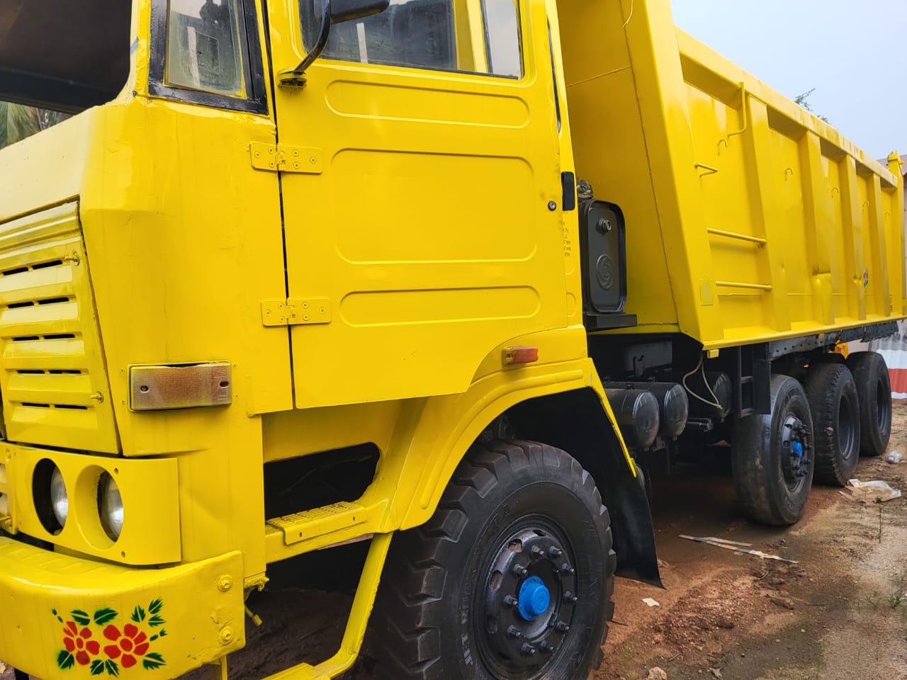 Used Ashok Leyland 3118 Model 2018 (Media) for Sale in Kolkata
Looking for a reliable used commercial vehicle in Kolkata? We have an Ashok Leyland 3118 model year 2018 (Media variant) available for sale. This vehicle comes with all valid papers, RTO NOC, and passing from Andhra Pradesh (AP), making it a straightforward purchase for your transportation needs in Kolkata.