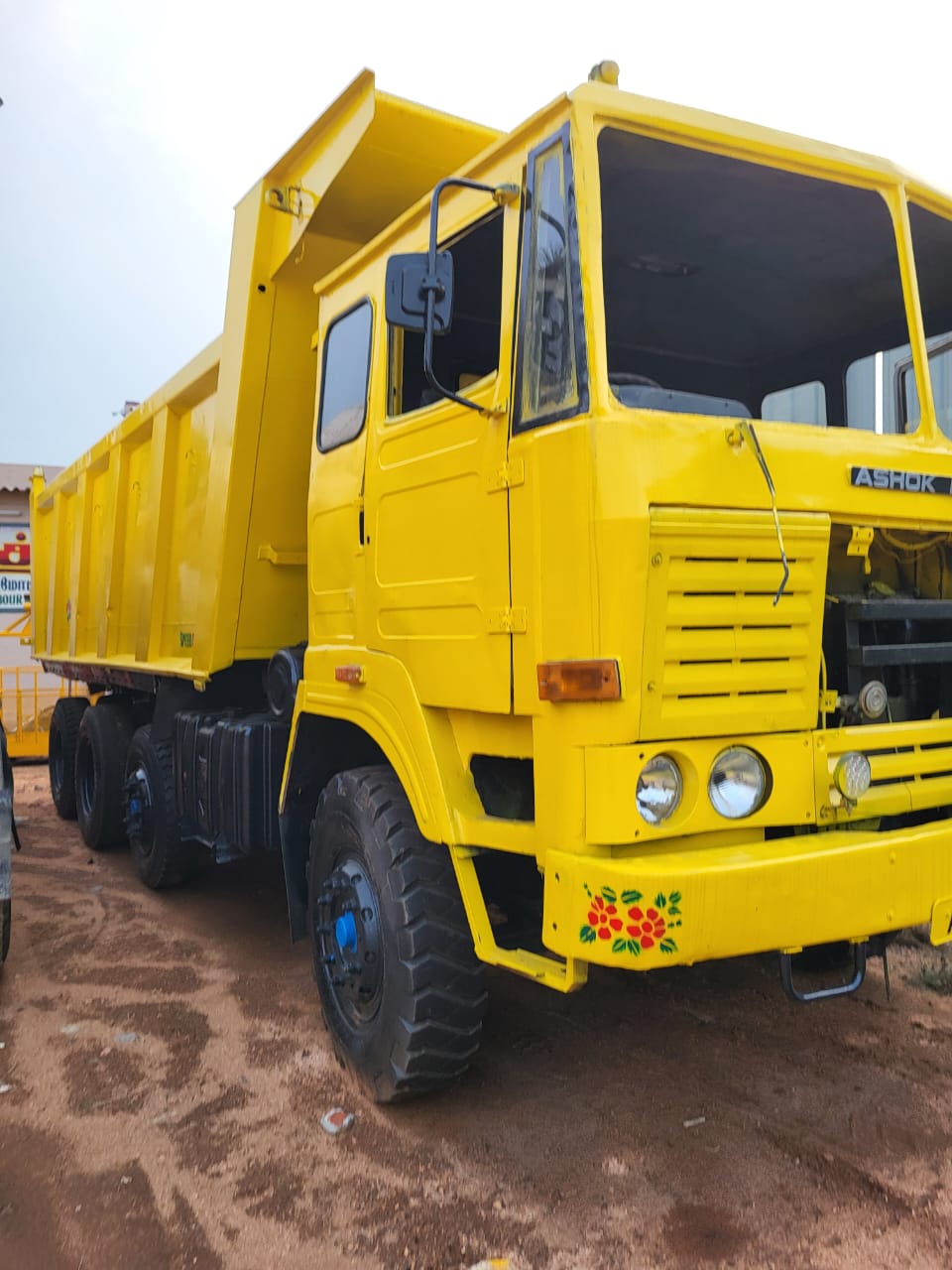 Used Ashok Leyland 3118 Model 2018 (Media) for Sale in Kolkata
Looking for a reliable used commercial vehicle in Kolkata? We have an Ashok Leyland 3118 model year 2018 (Media variant) available for sale. This vehicle comes with all valid papers, RTO NOC, and passing from Andhra Pradesh (AP), making it a straightforward purchase for your transportation needs in Kolkata.