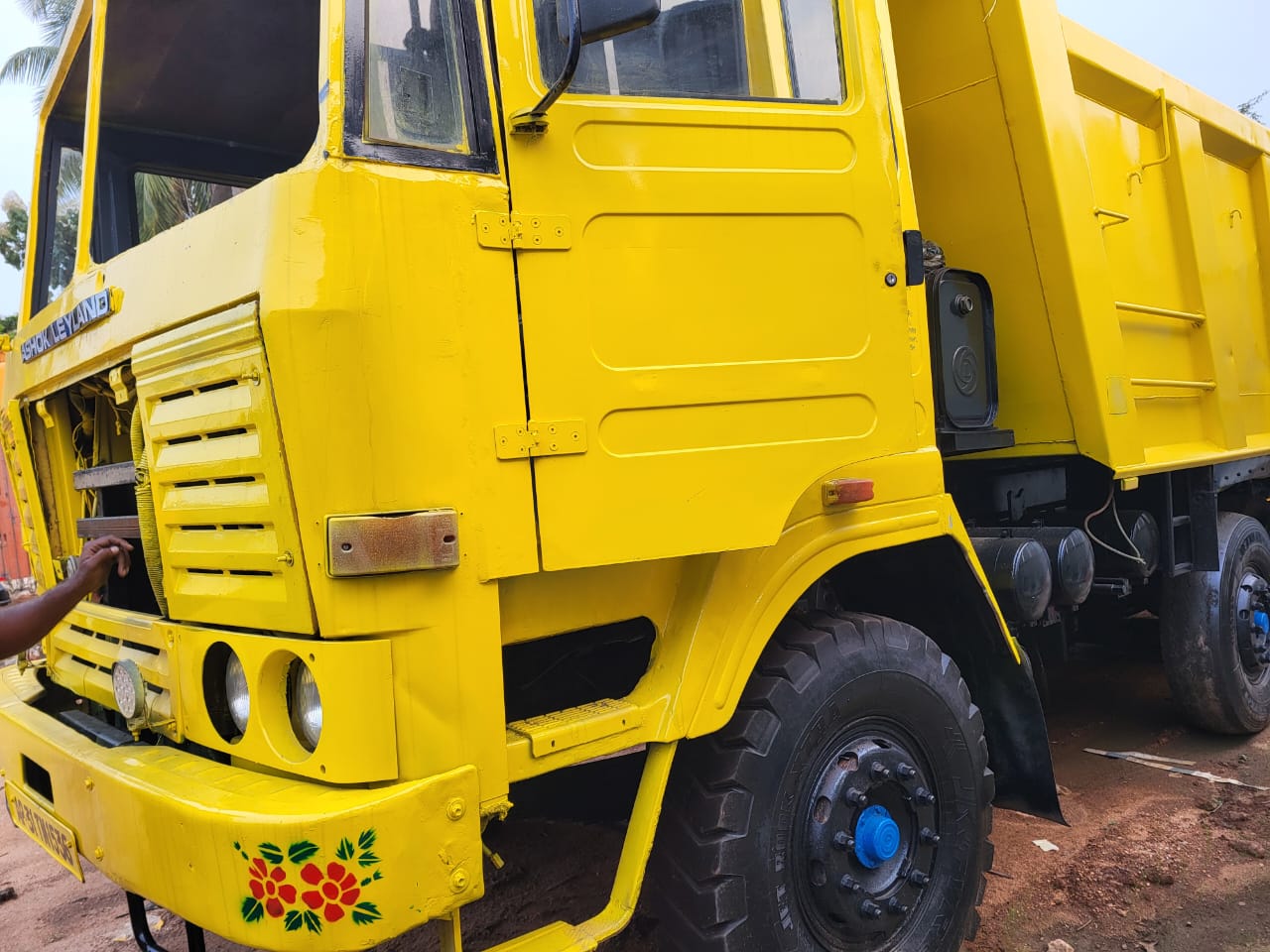 Used Ashok Leyland 3118 Model 2018 (Media) for Sale in Kolkata
Looking for a reliable used commercial vehicle in Kolkata? We have an Ashok Leyland 3118 model year 2018 (Media variant) available for sale. This vehicle comes with all valid papers, RTO NOC, and passing from Andhra Pradesh (AP), making it a straightforward purchase for your transportation needs in Kolkata.