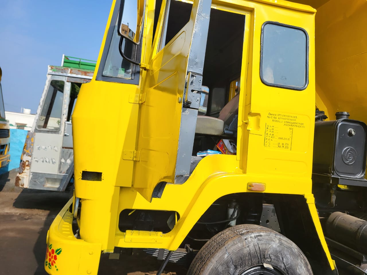 Used Ashok Leyland 3118 Model 2018 (Media) for Sale in Kolkata
Looking for a reliable used commercial vehicle in Kolkata? We have an Ashok Leyland 3118 model year 2018 (Media variant) available for sale. This vehicle comes with all valid papers, RTO NOC, and passing from Andhra Pradesh (AP), making it a straightforward purchase for your transportation needs in Kolkata.