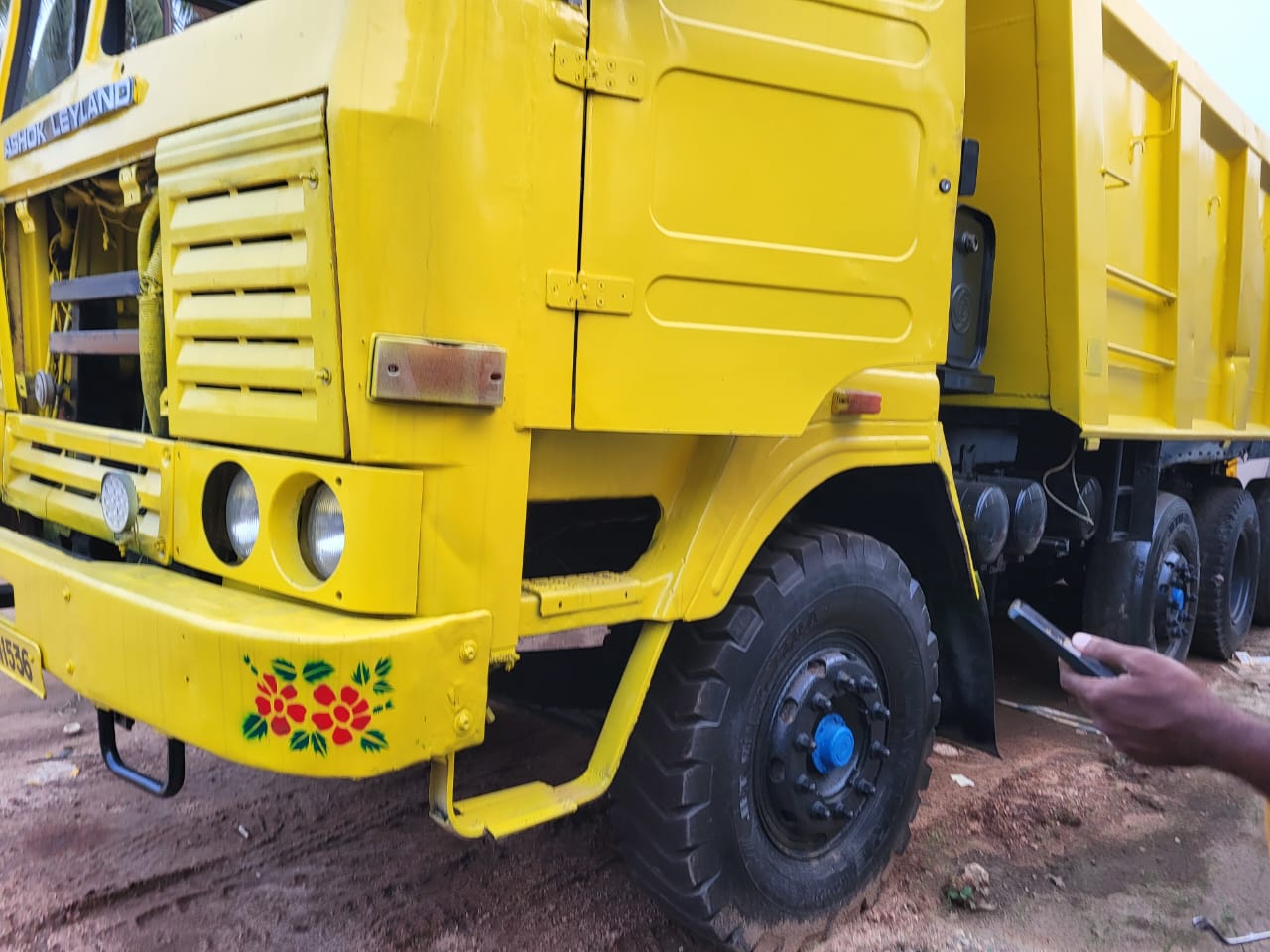 Used Ashok Leyland 3118 Model 2018 (Media) for Sale in Kolkata
Looking for a reliable used commercial vehicle in Kolkata? We have an Ashok Leyland 3118 model year 2018 (Media variant) available for sale. This vehicle comes with all valid papers, RTO NOC, and passing from Andhra Pradesh (AP), making it a straightforward purchase for your transportation needs in Kolkata.