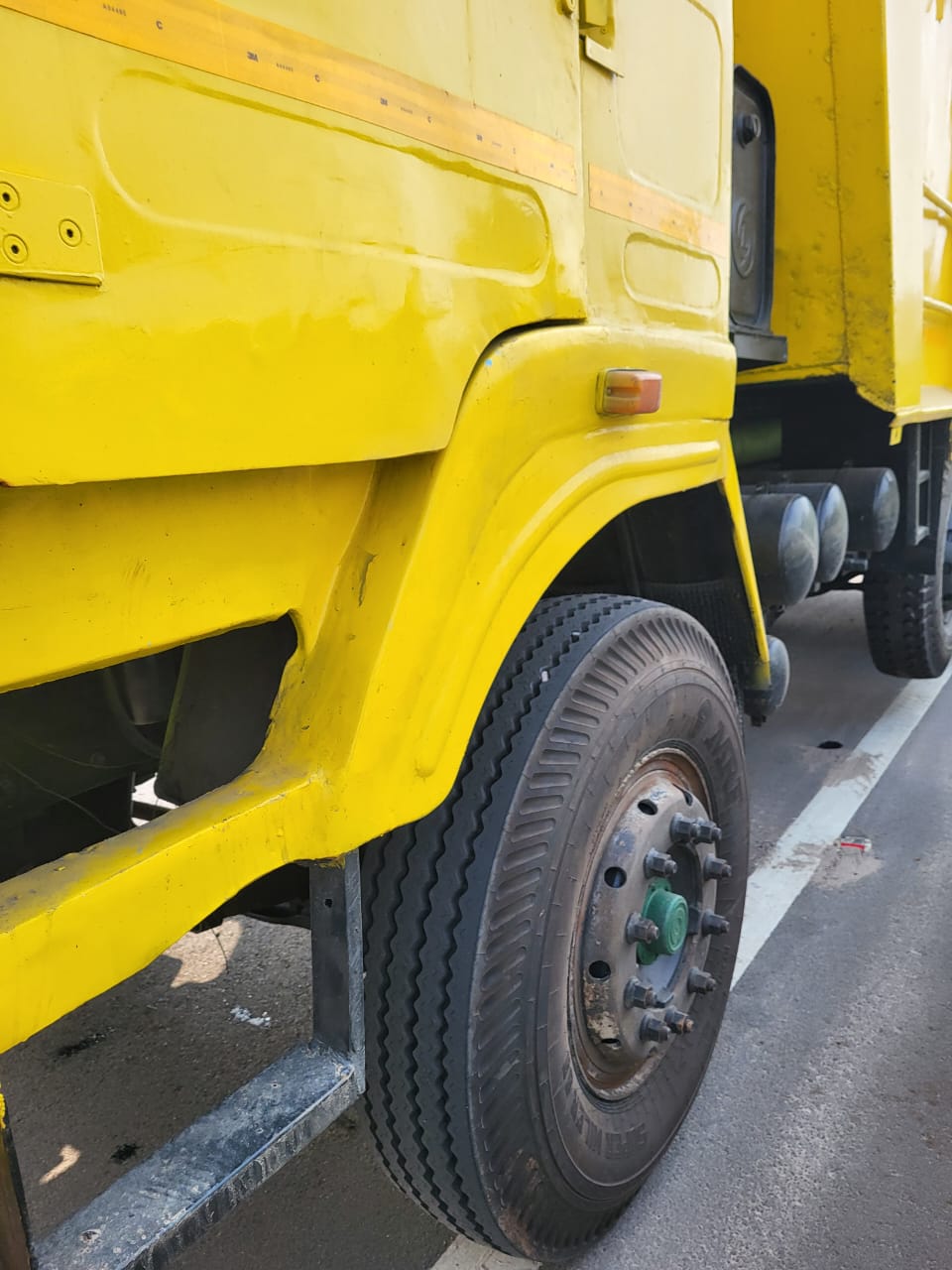 Used Ashok Leyland 3118 Model 2018 (Media) for Sale in Kolkata
Looking for a reliable used commercial vehicle in Kolkata? We have an Ashok Leyland 3118 model year 2018 (Media variant) available for sale. This vehicle comes with all valid papers, RTO NOC, and passing from Andhra Pradesh (AP), making it a straightforward purchase for your transportation needs in Kolkata.