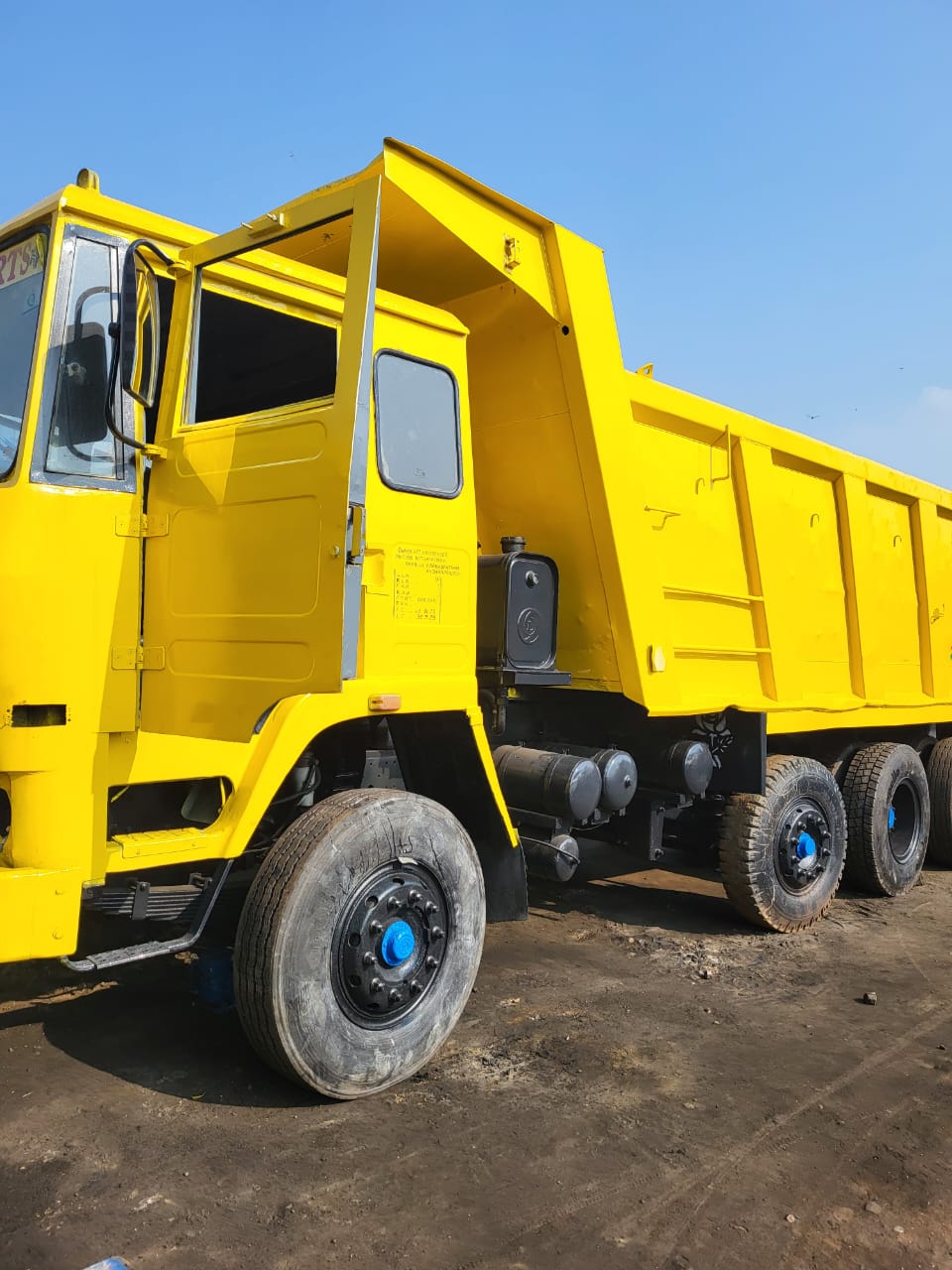 Used Ashok Leyland 3118 Model 2018 (Media) for Sale in Kolkata
Looking for a reliable used commercial vehicle in Kolkata? We have an Ashok Leyland 3118 model year 2018 (Media variant) available for sale. This vehicle comes with all valid papers, RTO NOC, and passing from Andhra Pradesh (AP), making it a straightforward purchase for your transportation needs in Kolkata.