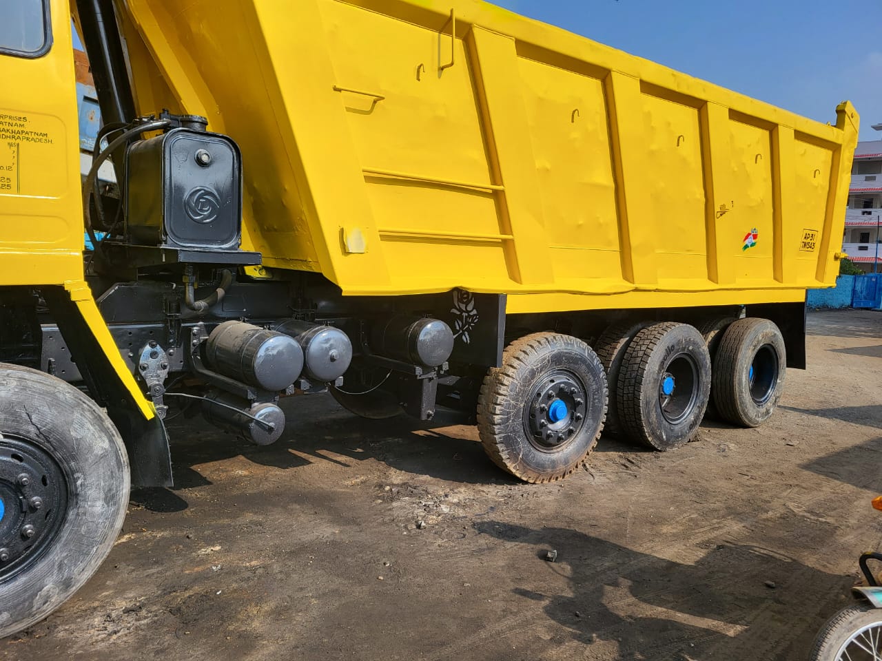 Used Ashok Leyland 3118 Model 2018 (Media) for Sale in Kolkata
Looking for a reliable used commercial vehicle in Kolkata? We have an Ashok Leyland 3118 model year 2018 (Media variant) available for sale. This vehicle comes with all valid papers, RTO NOC, and passing from Andhra Pradesh (AP), making it a straightforward purchase for your transportation needs in Kolkata.