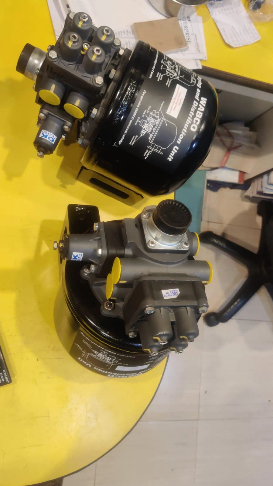 Top-Quality Wabco Air Distributor Assembly for Trucks in Kolkata
For heavy-duty trucks and commercial vehicles in Kolkata, the Wabco Air Distributor Assembly Distribution Unit stands as a top-tier component. Designed to precisely regulate the flow of compressed air to various systems, it ensures your vehicle operates at its peak, delivering reliable and consistent power across all driving conditions around Kolkata.