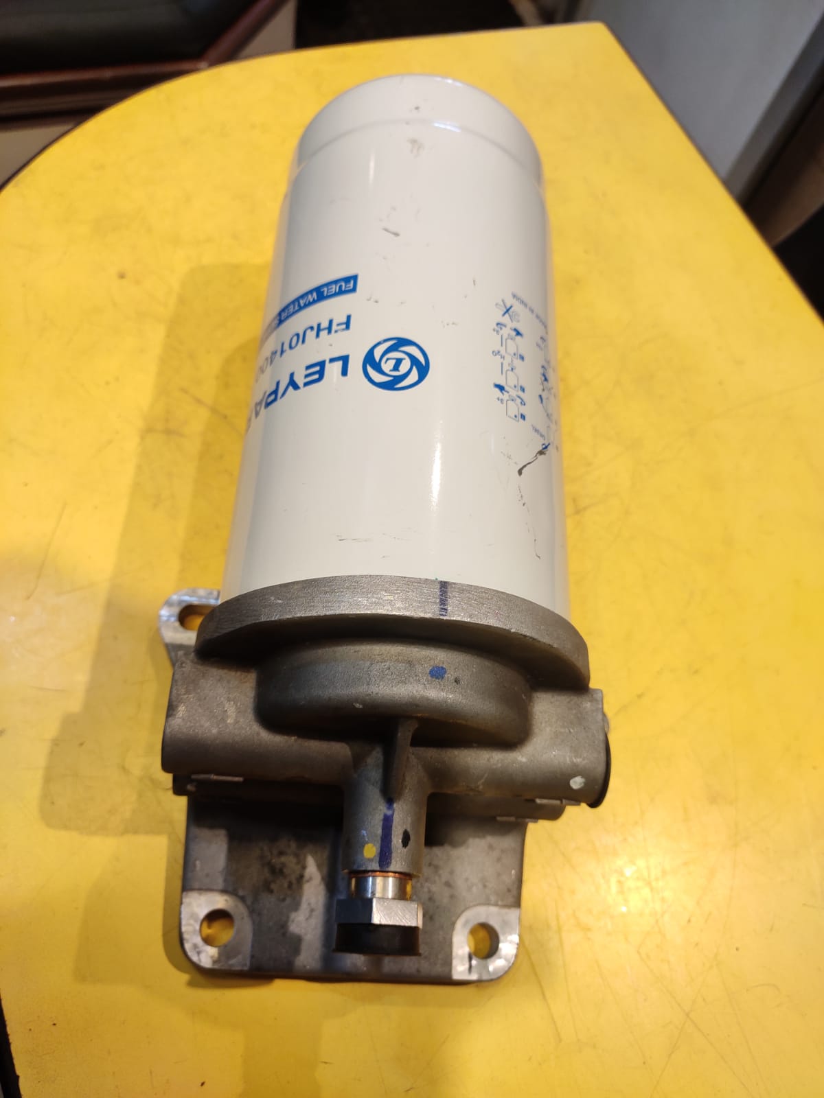 Mechanical component with Leybold branding on a yellow surface