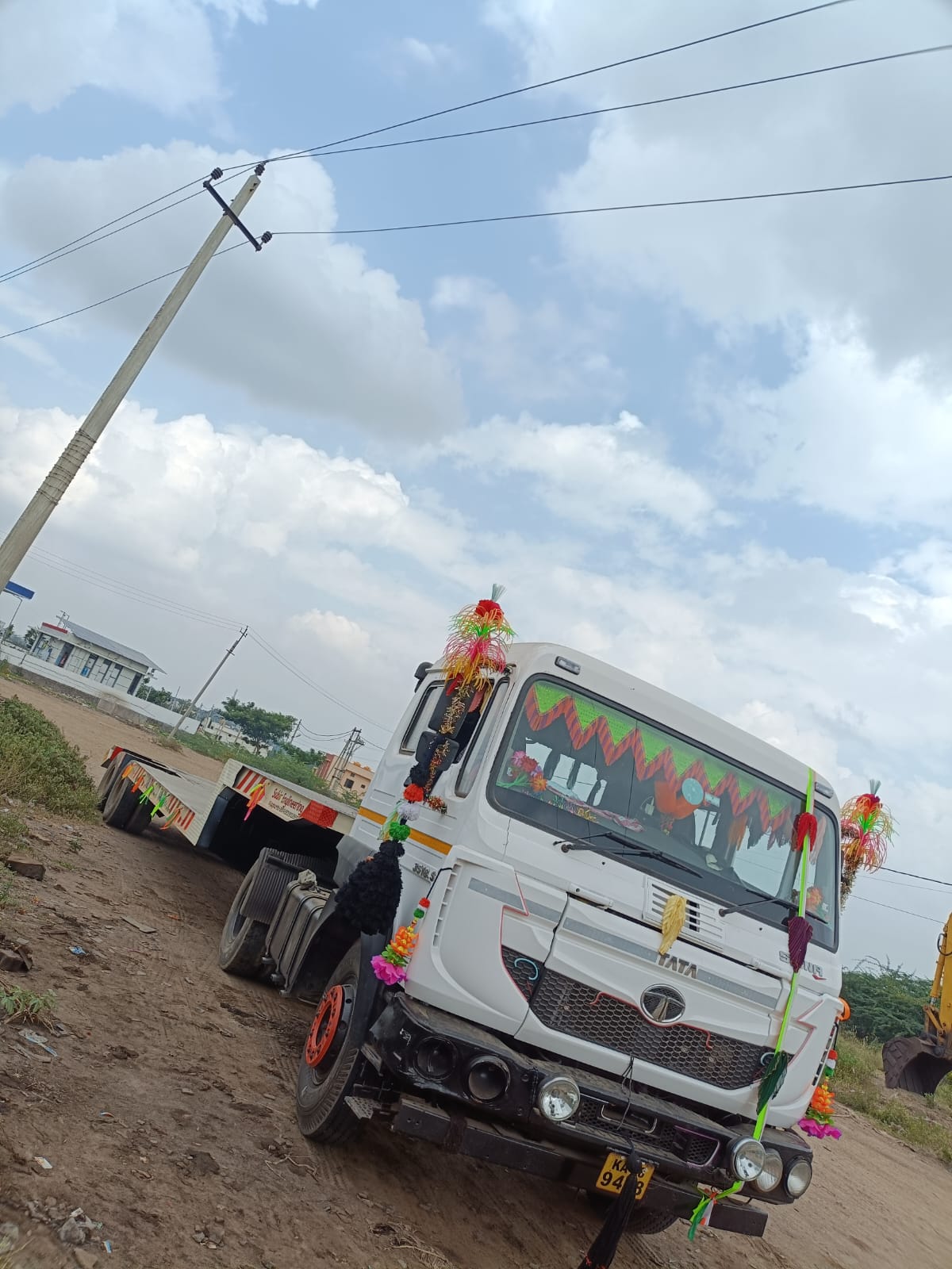Heavy-Duty TATA 3518 (2018) Lowbed Trailer for Kolkata Operations
For businesses in Kolkata requiring a reliable solution for transporting oversized and heavy loads, this heavy-duty, low-profile trailer built on a robust TATA 3518 chassis from 2018 offers exceptional capability and durability for your transportation needs in and around Kolkata.