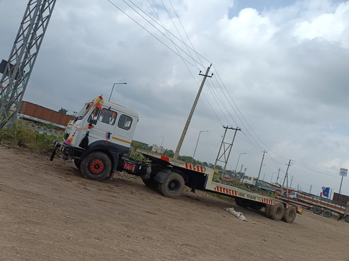 Heavy-Duty TATA 3518 (2018) Lowbed Trailer for Kolkata Operations
For businesses in Kolkata requiring a reliable solution for transporting oversized and heavy loads, this heavy-duty, low-profile trailer built on a robust TATA 3518 chassis from 2018 offers exceptional capability and durability for your transportation needs in and around Kolkata.