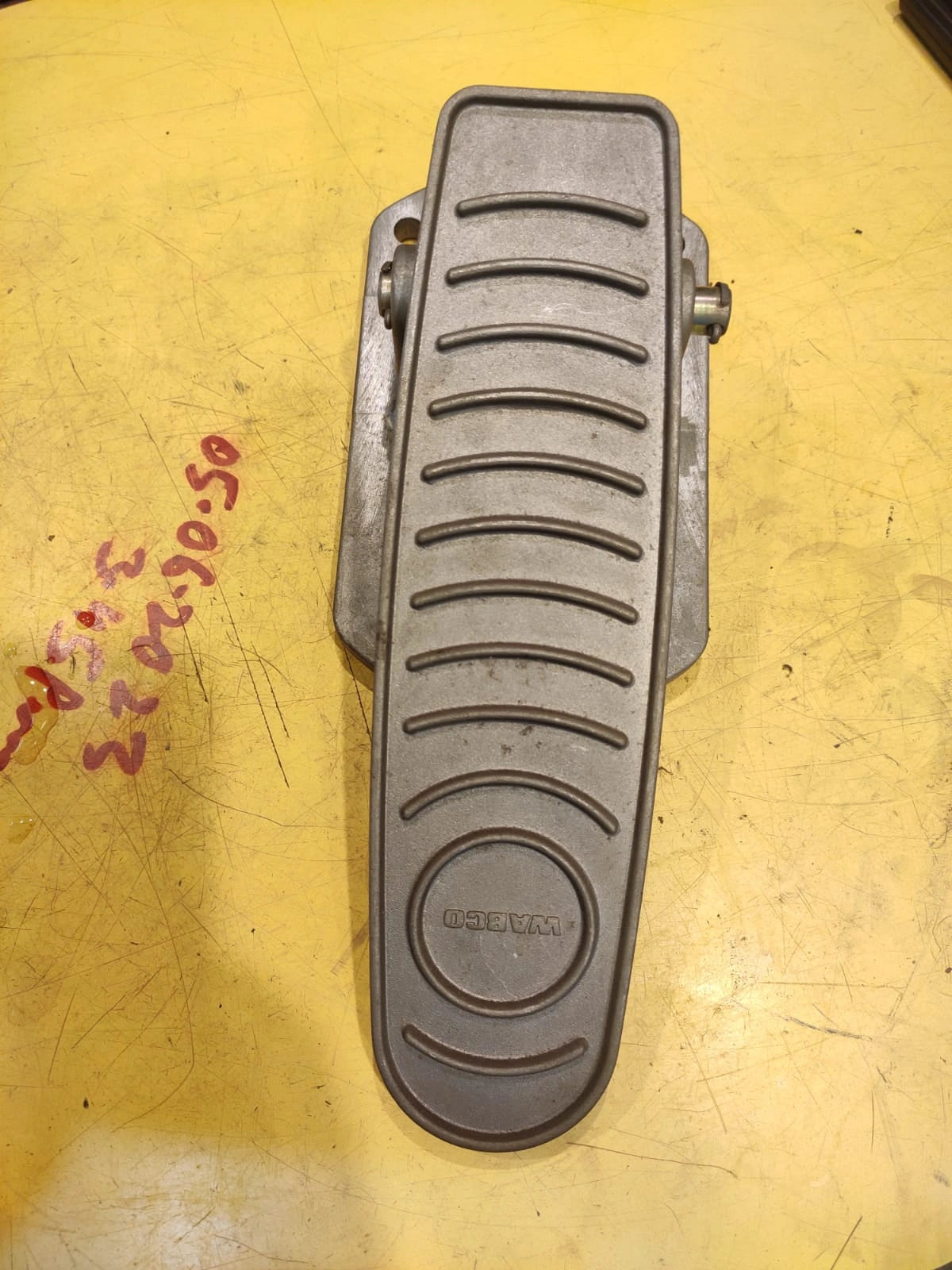 WABCO Brake Pedal Valve for Tata & Ashok Leyland - Safe Operation in Kolkata & Worldwide
Ensure the safe and reliable operation of your Tata and Ashok Leyland tippers and buses in Kolkata with the high-quality WABCO Brake Pedal Valve. Experience smooth and dependable stopping power with this essential braking system component. Designed for easy installation and a long-lasting lifespan, this WABCO valve is a crucial upgrade for your industrial vehicle, enhancing safety and performance for fleets in