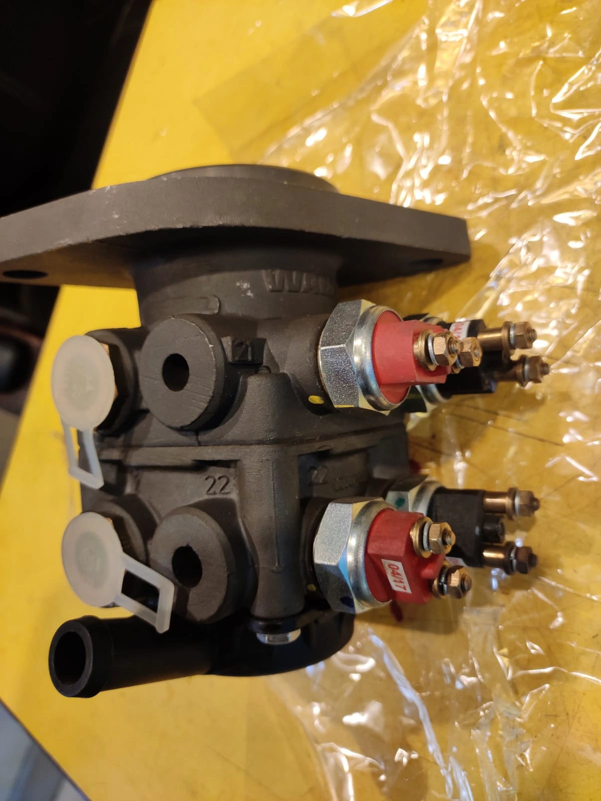 Truck Foot Brake Servo Valve Assembly - Ensuring Safe Air Braking from Kolkata to the World
Ensure the safe and efficient operation of your heavy commercial vehicles, including Tata, Ashok Leyland, AMW, and Bharat Benz trucks, with our crucial Foot Brake Servo Valve Assembly, available in Kolkata. This essential component within the air brake system allows drivers to effectively control braking force, enabling smooth deceleration and powerful stops. Its integration with modern safety systems and dual circu