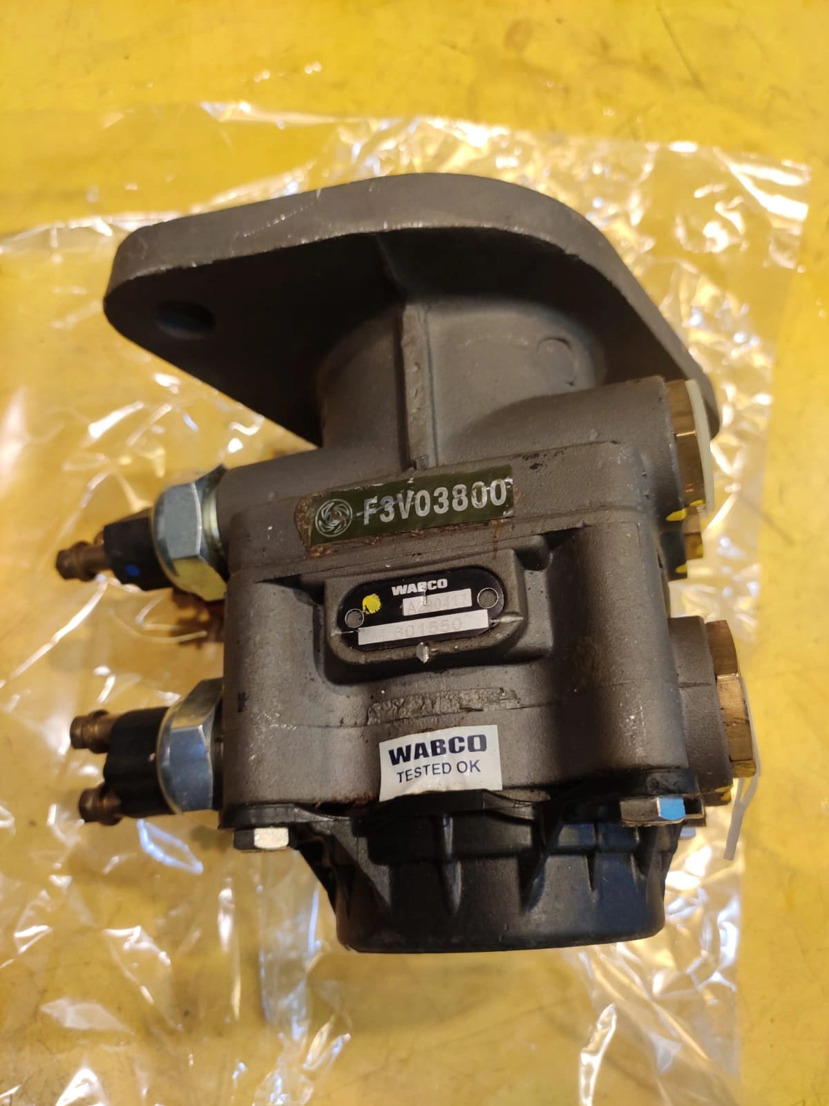 Truck Foot Brake Servo Valve Assembly - Ensuring Safe Air Braking from Kolkata to the World
Ensure the safe and efficient operation of your heavy commercial vehicles, including Tata, Ashok Leyland, AMW, and Bharat Benz trucks, with our crucial Foot Brake Servo Valve Assembly, available in Kolkata. This essential component within the air brake system allows drivers to effectively control braking force, enabling smooth deceleration and powerful stops. Its integration with modern safety systems and dual circu