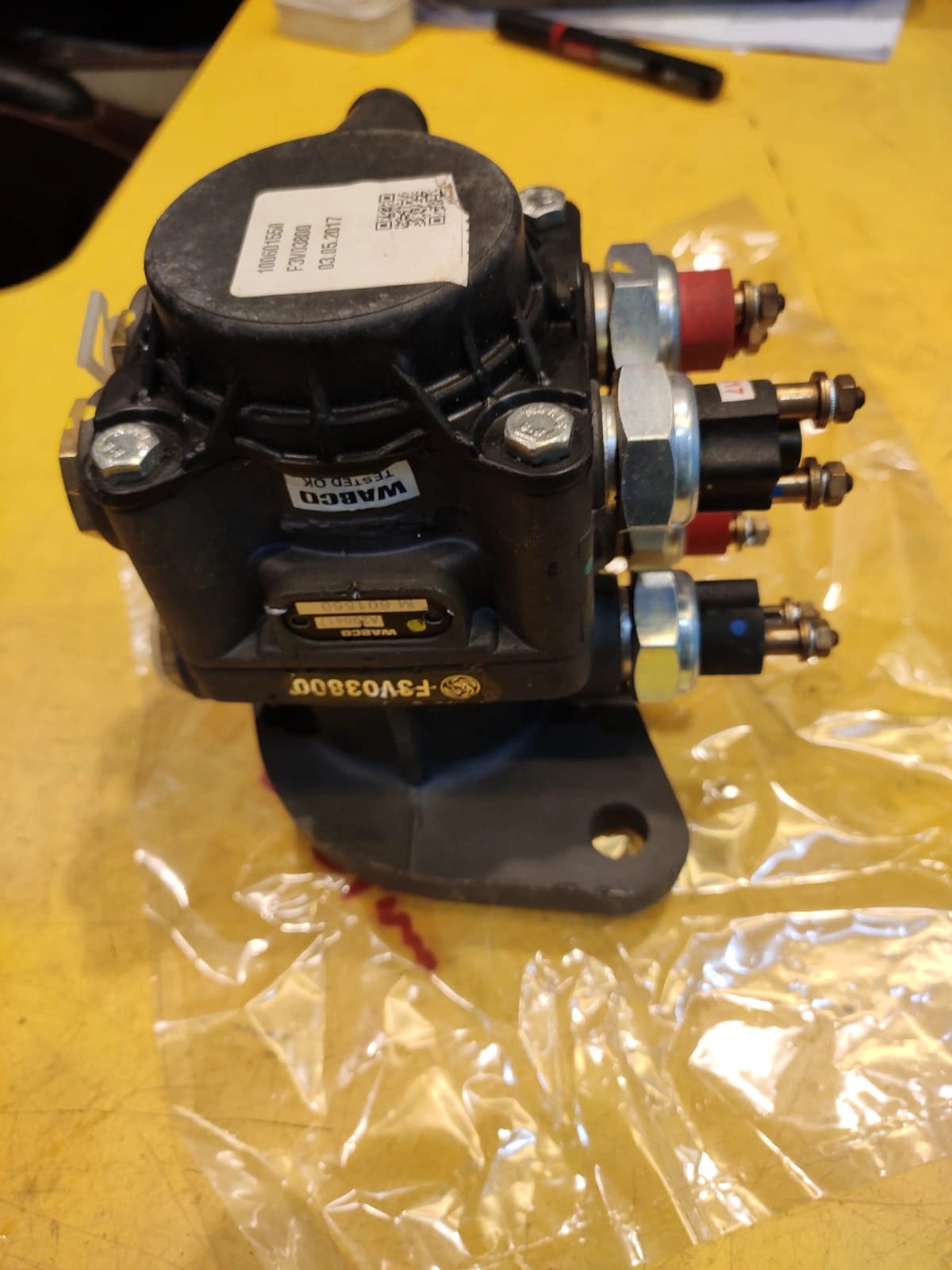 Truck Foot Brake Servo Valve Assembly - Ensuring Safe Air Braking from Kolkata to the World
Ensure the safe and efficient operation of your heavy commercial vehicles, including Tata, Ashok Leyland, AMW, and Bharat Benz trucks, with our crucial Foot Brake Servo Valve Assembly, available in Kolkata. This essential component within the air brake system allows drivers to effectively control braking force, enabling smooth deceleration and powerful stops. Its integration with modern safety systems and dual circu