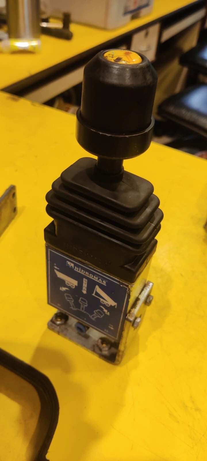 Durable Hydromas Air Controller Valve for Kolkata & Global Hydraulic Systems
Optimize the performance of your hydraulic systems in trucks, buses, and tippers operating in Kolkata and internationally with this durable air controller valve from Hydromas Hydraulics. This high-quality pneumatic valve provides precise and reliable control over essential hydraulic functions, ensuring efficient and safe operation for commercial vehicles engaged in local and global logistics, transportation, and construction.