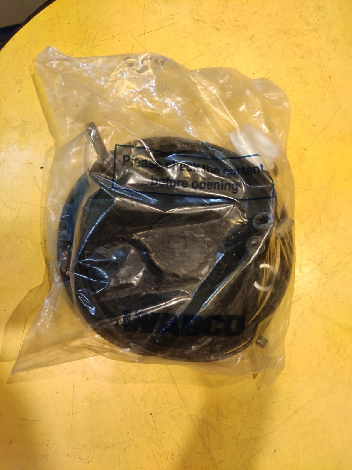WABCO Rear Brake Booster Repair Kit (25/25) for Kolkata's Commercial Vehicles
Maintain the safety and efficiency of your commercial vehicles in Kolkata with this WABCO Rear Brake Booster Repair Kit (part numbers 43910169 and 300025025), commonly known as the 25-25 kit. This comprehensive kit provides all the necessary components to overhaul your WABCO rear brake booster, guaranteeing reliable rear braking performance essential for navigating Kolkata's roads.