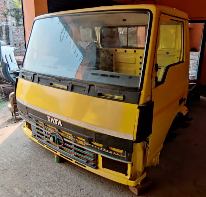 Yellow Used Tata 2515 ex Cabin: Reliable & Durable for Kolkata & Worldwide Operations
Looking for a dependable upgrade for your commercial vehicle? Check out our Yellow Used Tata 2515 ex Cabin, now available in Kolkata and ready for global export. Specifically designed for commercial vehicles, this cabin comes complete with doors, glasses, dashboard, ECM wiring, seat, and mat, offering a robust and cost-effective solution for logistics operators and fleet managers in Kolkata and across internationa