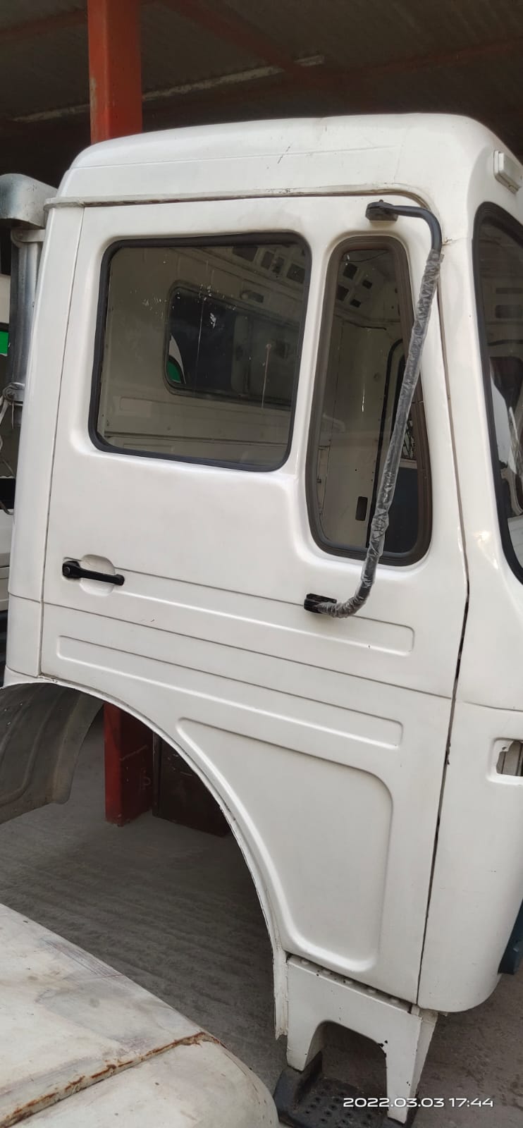 White Used Tata Tipper 2518 Cabin: Excellent Condition for Kolkata & Worldwide
Introducing the White Used Tata Tipper 2518 Cabin (Commercial Vehicles Tata 2518 LPK Cabin), a top-quality truck body cabin now available in excellent condition in Kolkata and ready for global export. This reliable and durable cabin is the perfect solution for those seeking a high-performing replacement for their Tata tipper or other compatible commercial vehicles operating in Kolkata and international markets.