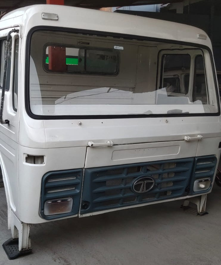 White Used Tata Tipper 2518 Cabin: Excellent Condition for Kolkata & Worldwide
Introducing the White Used Tata Tipper 2518 Cabin (Commercial Vehicles Tata 2518 LPK Cabin), a top-quality truck body cabin now available in excellent condition in Kolkata and ready for global export. This reliable and durable cabin is the perfect solution for those seeking a high-performing replacement for their Tata tipper or other compatible commercial vehicles operating in Kolkata and international markets.