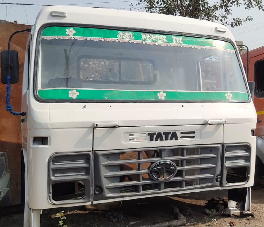 White Used Tata Tipper 2518 Cabin: Excellent Condition for Kolkata & Worldwide
Introducing the White Used Tata Tipper 2518 Cabin (Commercial Vehicles Tata 2518 LPK Cabin), a top-quality truck body cabin now available in excellent condition in Kolkata and ready for global export. This reliable and durable cabin is the perfect solution for those seeking a high-performing replacement for their Tata tipper or other compatible commercial vehicles operating in Kolkata and international markets.