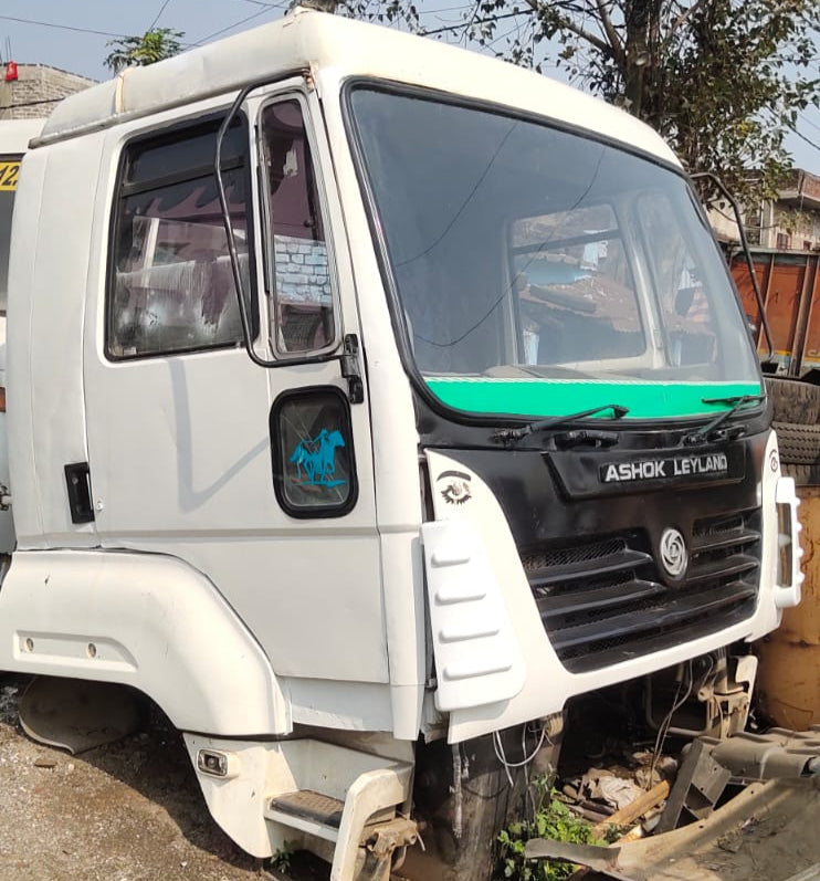 Top-Quality Used Ashok Leyland U Truck Cabin (BS3/BS4/BS6): Reliable Performance in Kolkata & Worldwide
Acquire a top-quality used truck body cabin specifically for Ashok Leyland U Trucks (compatible with BS3, BS4, and BS6 models), available in Kolkata and suitable for global export. This complete cabin assembly includes doors, glasses, dashboard, ECM wiring, seat, and mat, offering a reliable and durable solution for commercial vehicle operators in Kolkata and for international markets.