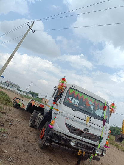 Heavy-Duty TATA 3518 (2018) Lowbed Trailer for Kolkata Operations

For businesses in Kolkata requiring a reliable solution for transporting oversized and heavy loads, this heavy-duty, low-profile trailer built on a robust TATA 3518 chassis from 2018 offers exceptional capability and durability for your transportation needs in and around Kolkata.