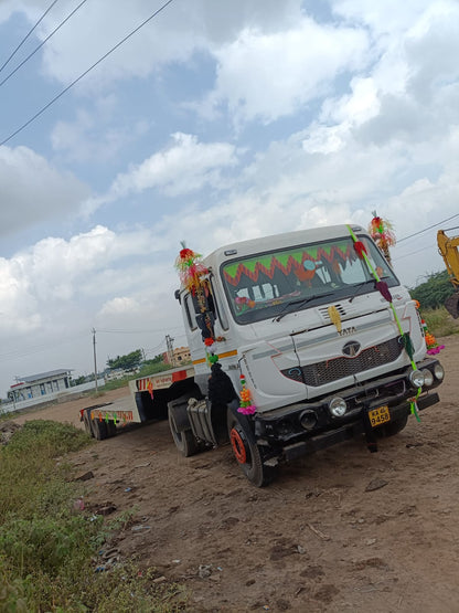 Heavy-Duty TATA 3518 (2018) Lowbed Trailer for Kolkata Operations

For businesses in Kolkata requiring a reliable solution for transporting oversized and heavy loads, this heavy-duty, low-profile trailer built on a robust TATA 3518 chassis from 2018 offers exceptional capability and durability for your transportation needs in and around Kolkata.