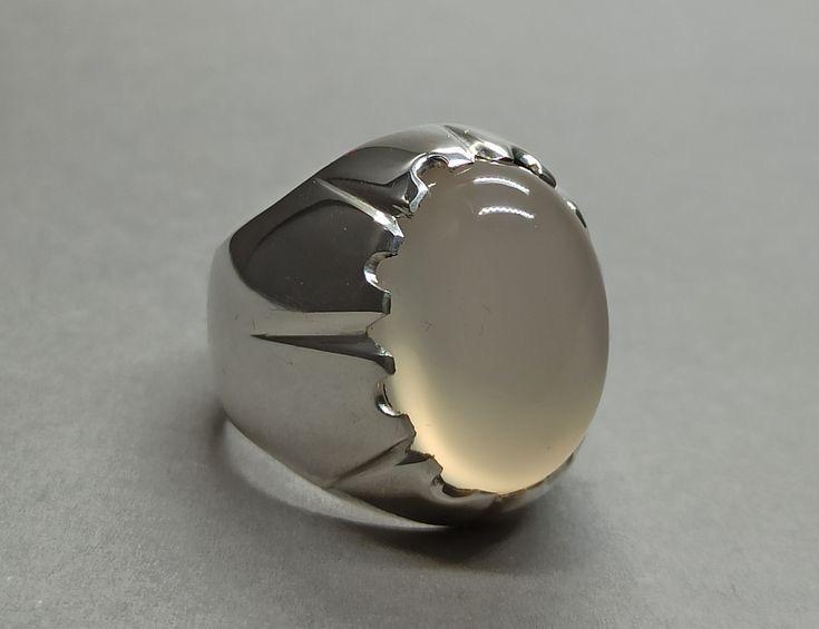 Safed Aqeeq (White Agate): The Stone of Balance and Purity