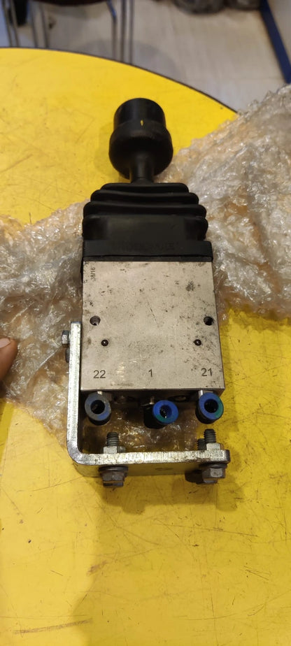 Durable Hydromas Air Controller Valve for Kolkata &amp; Global Hydraulic Systems

Optimize the performance of your hydraulic systems in trucks, buses, and tippers operating in Kolkata and internationally with this durable air controller valve from Hydromas Hydraulics. This high-quality pneumatic valve provides precise and reliable control over essential hydraulic functions, ensuring efficient and safe operation for commercial vehicles engaged in local and global logistics, transportation, and construction.
