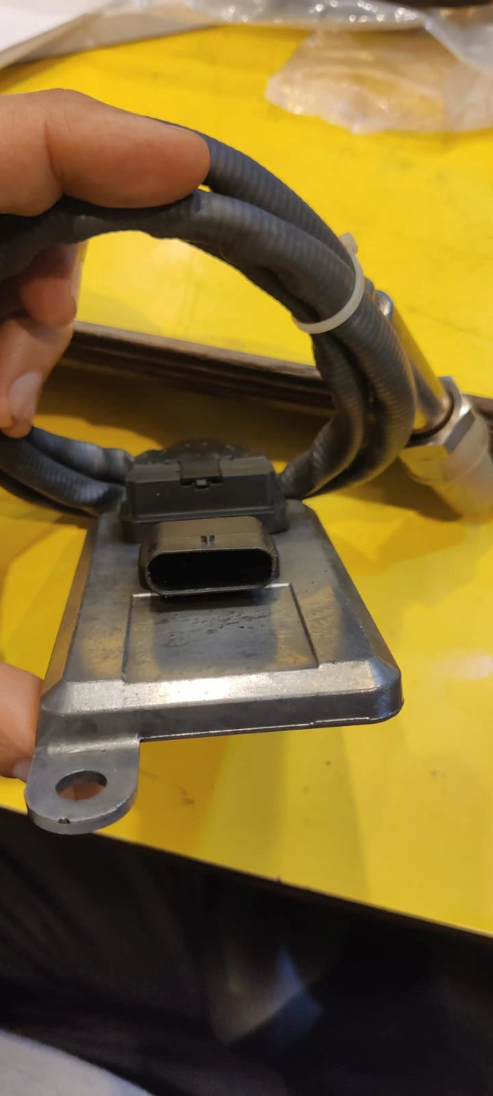 Genuine Continental UNI NOx Sensor for Mahindra Blazo BS6 Trucks in Kolkata &amp; Applicable Global Markets

Upgrade your Mahindra Blazo BS6 truck series in Kolkata and ensure optimal emission control with the genuine Continental UNI NOx Sensor. Specifically designed for BS6 emission compliance and operating at 24V, this sensor from the trusted brand Continental guarantees accurate readings, contributing to improved performance and a reduced environmental impact for both local and potentially international 